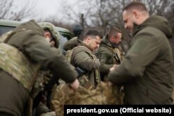 Президент України Володимир Зеленський (у центрі) і глава Офісу президента Андрій Єрмак (праворуч) перебувають у зоні бойових дій на Донбасі