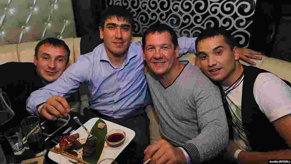 &ldquo;TatarStar&rdquo; кичәсе.(у) Автор-башкаручылар Илназ Гарипов һәм Илназар. 