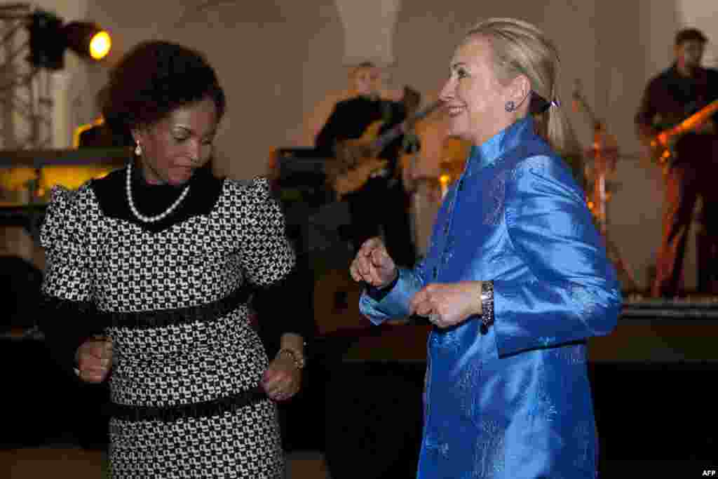 Južna Afrika - Ministrica spoljnih poslova Maite Nkoana-Mashabane pleše sa američkom državnom tajnicom Hillary Clinton uz zvuke afričke muzike, Pretoria, 7. august 2012. Foto: AFP / Jacquelyn Martin