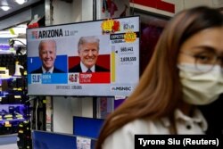 Репортаж про американські президентські вибори на екрані телевізора в магазині в Гонконгу