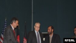 کارل آیکن بیری سفیر امریکا در کابل و داکتر احمد مشاهد رییس کمسیون مستقل اصلاحات اداری و خدمات ملکی