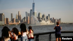 Nava USS Arlington sosește la New York înaintea paradei navale din 4 iulie.