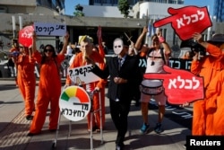 Israelieni protestând după ce premierul israelian Netanyahu i-a cerut președintelui Herzog să-l grațieze în procesul său pentru corupție, la Tel Aviv, pe 1 decembrie.