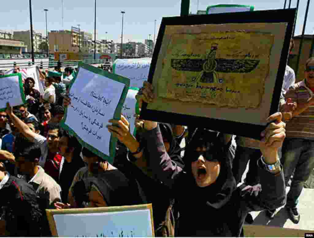 Iran, Demonstration in Tehran against a dam project that critics say will likely flood the country's grandest archeological sites, 04/21/2007