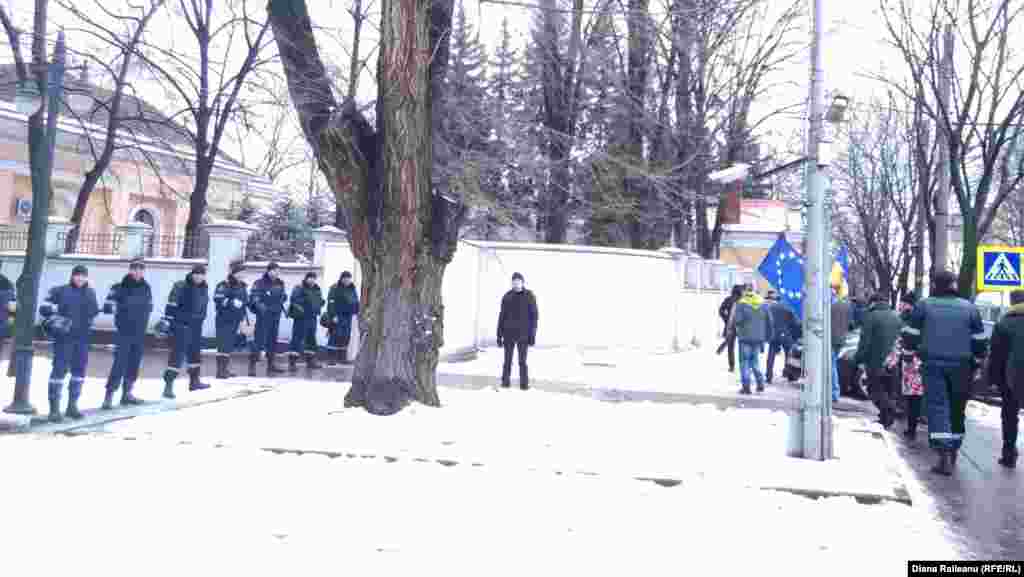 Polițiști vs. simpatizanți ai Platformei &bdquo;DA&rdquo;...