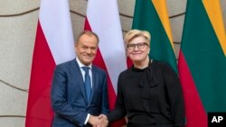 Прем’єр-міністр Польщі Дональд Туск (ліворуч) і прем’єр-міністерка Литви Інгріда Шимоните зустрілися у штаб-квартирі уряду у Вільнюсі. Литва, 4 березня 2024 року