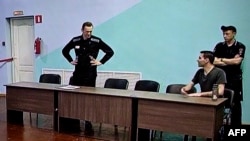 Екранна снимка от изслушването на Алексей Навални (вляво) на 4 август