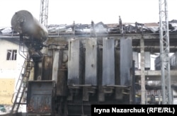 Згорілий трансформатор на одній з одеських підстанцій. Через тиждень після удару він все ще тлів. 18 лютого 2026 року