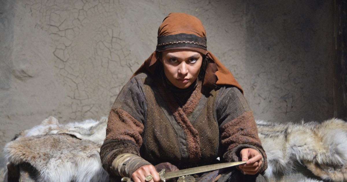 Тақсыратын шашы бар әйелдің фотосы