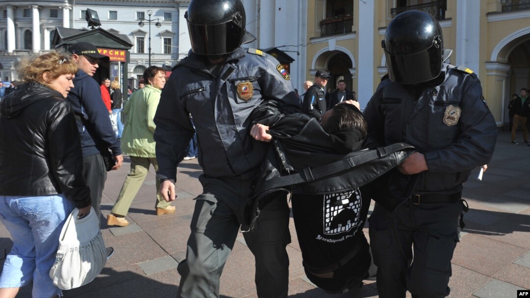 Санкт-Петербург, 31 мая 2012 года. Задержание одного из участников акции "Стратегия-31"