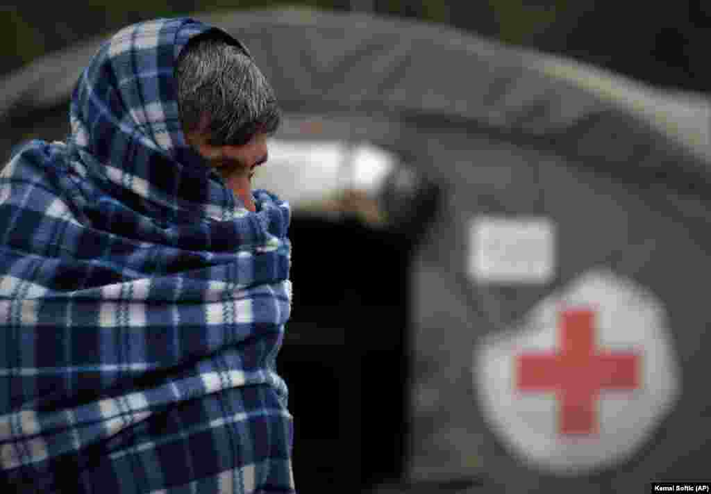 Një migrant pret që të marrë dozën e vaksinës së AstraZenecas në kampin Lipa në Bihaq të Bosnje e Hercegovinës.
