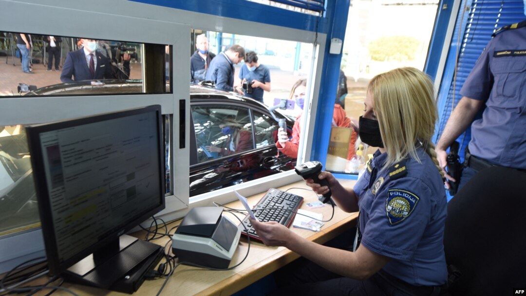 Prije nego što Hrvatska postane dio Schengen sistema, potrebno je da odluka Vijeća ministara bude potvrđena u Europskom parlamentu, potom ponovo od Vijeća ministara, pa država članica EU. Dug je put dok i prelaz između Hrvatske i Slovenije sa fotografije ne bude prošlost. 