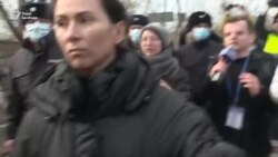 У Росії біля колонії, в якій утримують Навального, затримали представника «Альянсу лікарів» (відео)