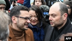 Ilya Yashin (left) greets Vladimir Kara-Murza during a demonstration against Moscow's Ukraine invasion in Berlin on November 17.