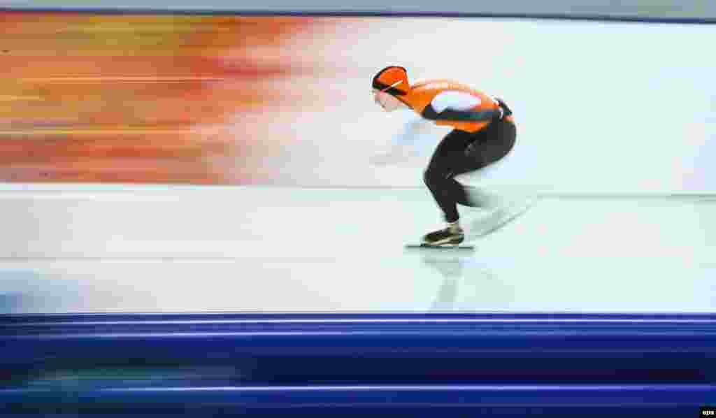 Ireen Wust of the Netherlands in action during the women&#39;s 5,000 meter speed skating event. (EPA/Hannibal Hanschke)