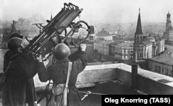 Красноармейцы у зенитной пулеметной установки М4 на крыше гостиницы "Москва", осень 1941 года