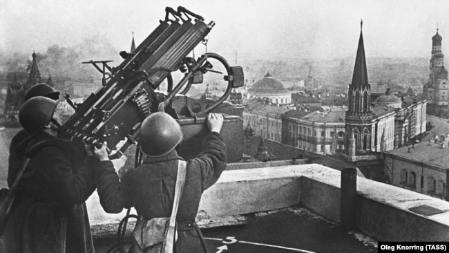 Красноармейцы у зенитной пулеметной установки М4 на крыше гостиницы "Москва"