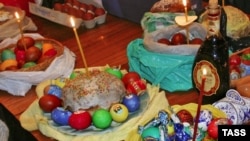 На Пасху поют древний гимн, обращенный ко Христу: «Вчера с тобою я спустился в могилу, спогребся. Сегодня с тобою совосстаю»