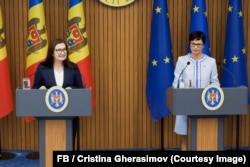 Marta Kos (dreapta), comisara europeană pentru extindere, alături de Cristina Gherasimov, viceprim-ministra pentru integrare europeană, la o conferință de presă susținută la Chișinău, în timpul vizitei oficialei de la Bruxelles în R. Moldova în perioada 3-5 septembrie.