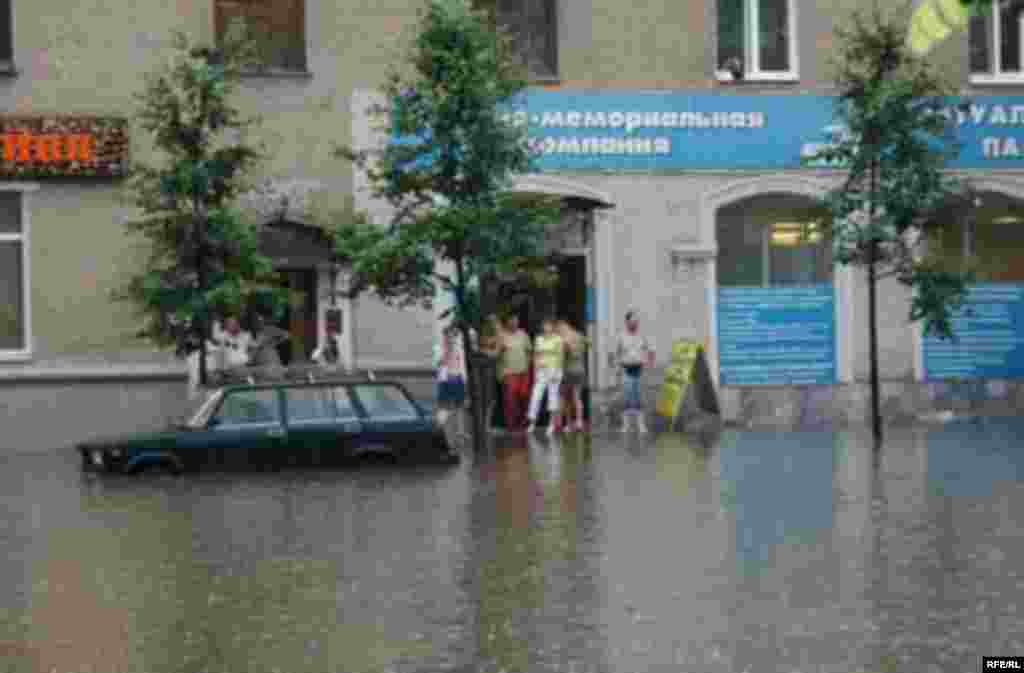 су басу күренешләре. Андрей Данилов сурәтләре - Tatarstan -- Flood in Kazan after rain, 21Jun08