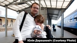 Ales Mikhalevich meets with his wife Milana and his daughter at the train station in Vilnius. 2011 (Photo by Julia Darashkevich)