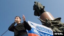 Хорижлик меҳнат муҳожирларини юртига ҳайдашда Россиядаги "Ёш гвардия" ташкилоти аъзолари ҳам қаттиқ жонбозлик кўрсатмоқдалар.