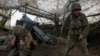 Українські військові ведуть вогонь поблизу Покровська на Донеччині, 15 жовтня 2025 року