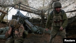 Українські військові ведуть вогонь поблизу Покровська на Донеччині, 15 жовтня 2025 року