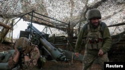 Українські військові ведуть вогонь поблизу Покровська на Донеччині, архівне фото