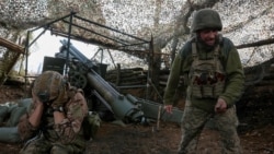 Украински войски стрелят със самоходна гаубица по руски войски близо до Покровск по-рано този месец.
