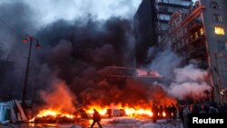 Горящие баррикады из автопокрышек на улице Грушевского в Киеве. 23 января 2014 года.