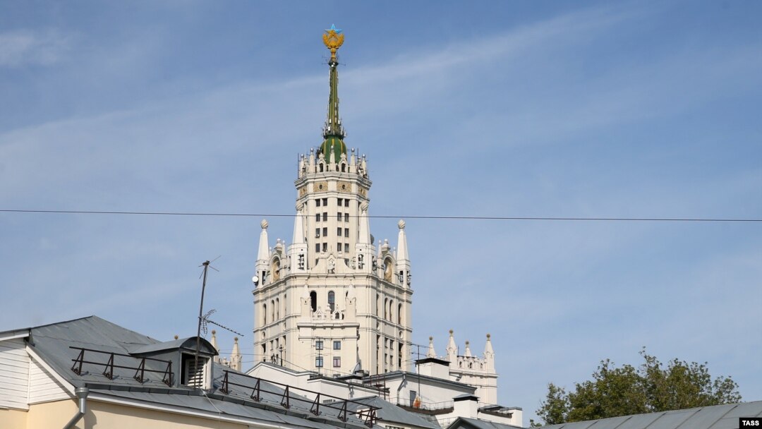 Здание на Котельнической набережной. Москва, 20 августа 2014 года.
