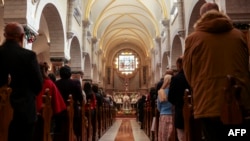 იერუსალიმის კათოლიკე პატრიარქი- კარდინალი პიერბატისტა პიცაბალა საშობაო მესას მართავს ბეთლემში, იორდანეს დასავლეთ ნაპირზე, პალესტინელთა ოკუპირებულ ტერიტორიაზე. 25 დეკემბერი, 2015 წელი (საილუსტრაციო ფოტო)