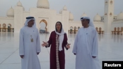 Israel's Culture Minister Miri Regev (C) visits the Sheikh Zayed Grand Mosque in Abu Dhabi, United Arab Emirates October 28, 2018. Picture taken October 28, 2018. Chen Kedem Maktubi/Israeli Culture Minister Spokesperson/Handout via REUTERS THIS IMAGE HAS 