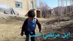 پسر کوچک افغان با ساختن پیراهن مسی از پلاستیک، در انترنت غوغا برپا کرد