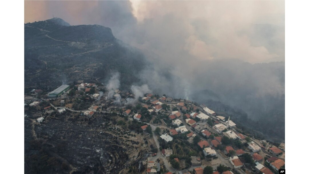 O vedere aeriană a satului Sirtkoy, cuprins de flăcări, în apropierea localității Manavgat. Peste 100 de incendii au fost aduse sub control în Turcia, potrivit oficialilor.