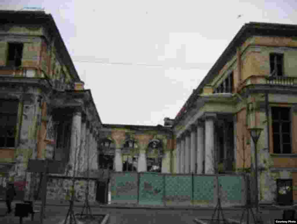 Дворец культуры пищевиков на улице Правды, дом № 10. В 2007 году началась реконструкция; «Международная балтийская инвестиционная компания» планирует создать здесь гостиницу. Летом 2008 года снесен основной корпус; два боковых сохранились (14-янв-06)