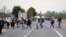 Pamje e migrantëve duke e kaluar kufirin nga Hungaria në Austri