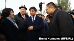 Правительственная делегация во главе с заместителем премьер-министра Узбекистана Адхамом Икрамовым в Оше, 26 октября 2016 года.
