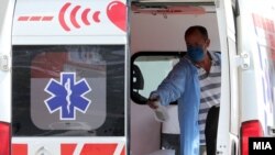 Staf shëndetësor brenda një automjeti të ambulancës në Shkup. Fotografi nga arkivi.