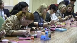 У Києві малювали ангелів на дощечках – відео