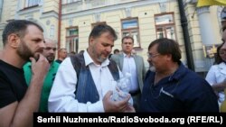 Руслан Коцаба біля Вищого спеціалізованого суду, Київ, 1 червня 2017 року