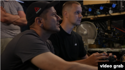 Пілоти FPV дрона під час роботи