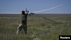 Ілюстраційне фото. Український військовий запускає розвідувальний дрон RQ-20 Puma на Донеччині, червень 2024 року