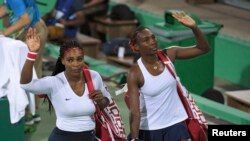 37-річна Вінус Вільямс (п) відзначилася виходом до півфіналу US Open, а її молодша сестра Серена (л) під час турніру народила дочку