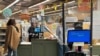Ekrani blu i një arke në një dyqan ushqimesh të prekur nga ndërprerja kibernetike në Sidnej. 