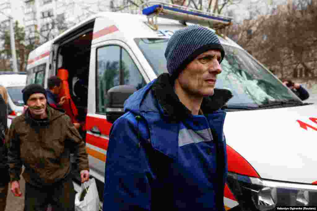 За словам омбудсмена Дмитра Лубінця, найстаршому захиснику – 59 років, наймолодшому – 27. Також багато звільнених нині у важкому фізичному і психологічному стані, у деяких – критично низька вага