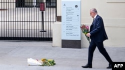 Прэм’ер-міністар Аўстраліі Энтані Альбанезэ прынёс кветкі на месца гібелі людзей, 15 сьнежня 2025