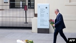 Premierul australian, Anthony Albanese, depune flori la la locul unde s-a produs atacul armat de pe plaja Bondi.