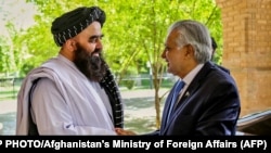 اسحق دار وزیر خارجه پاکستان و امیرخان متقی وزیر خارجه طالبان، عکس از آرشیف